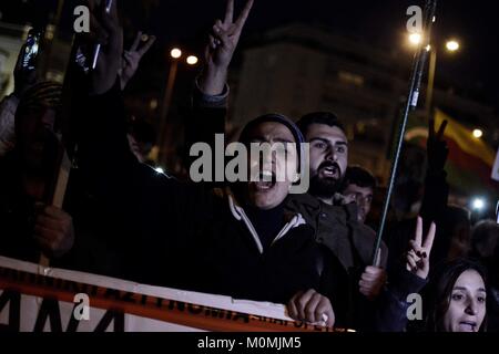 Athen, Griechenland. 23 Jan, 2018. Die Demonstranten riefen Parolen gesehen während der Demonstration. Kurden Protest außerhalb der türkischen Botschaft für die Bombardierung der kurdischen Stadt Afrin in Syrien durch die türkischen Streitkräfte gesteuert. Credit: Giorgos Zachos/SOPA/ZUMA Draht/Alamy leben Nachrichten Stockfoto