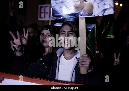 Athen, Griechenland. 23 Jan, 2018. Die Demonstranten sehen die Plakate während der Demonstration. Kurden protestieren außerhalb der türkischen Botschaft für die Bombardierung der kurdischen Stadt Afrin in Syrien durch die türkischen Streitkräfte gesteuert. Credit: Giorgos Zachos/SOPA/ZUMA Draht/Alamy leben Nachrichten Stockfoto