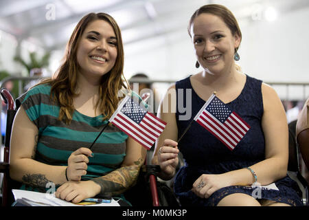 West Palm Beach, Florida, USA. 23 Jan, 2018. Schwestern Valentina und Catalina Morales, Wellington, kam aus Kolumbien und sind jetzt US-Bürger. Mehr als 500 Menschen wurden als neue US-Bürger an der South Florida Messe am Dienstag geschworen, 23. Januar 2018. Die staatsbürgerschaft Bewerber kamen aus 65 Ländern. Credit: Allen Eyestone/der Palm Beach Post/ZUMA Draht/Alamy leben Nachrichten Stockfoto