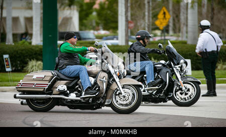 Wellington, Florida, USA. 23 Jan, 2018. Hunderte von Bikern verlassen von Wellingtons Village Hall am Samstag Morgen für ein 100-Kilometer Geld für Verbrechen-stopper Belohnungen am 20 Januar, 2018 zu erhöhen. Credit: Allen Eyestone/der Palm Beach Post/ZUMA Draht/Alamy leben Nachrichten Stockfoto