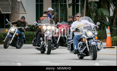 Wellington, Florida, USA. 23 Jan, 2018. Hunderte von Bikern verlassen von Wellingtons Village Hall am Samstag Morgen für ein 100-Kilometer Geld für Verbrechen-stopper Belohnungen am 20 Januar, 2018 zu erhöhen. Credit: Allen Eyestone/der Palm Beach Post/ZUMA Draht/Alamy leben Nachrichten Stockfoto