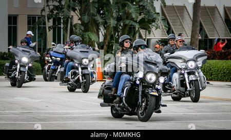 Wellington, Florida, USA. 23 Jan, 2018. Hunderte von Bikern verlassen von Wellingtons Village Hall am Samstag Morgen für ein 100-Kilometer Geld für Verbrechen-stopper Belohnungen am 20 Januar, 2018 zu erhöhen. Credit: Allen Eyestone/der Palm Beach Post/ZUMA Draht/Alamy leben Nachrichten Stockfoto