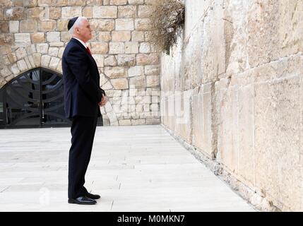 Jerusalem, Israel. 23 Jan, 2018. U.S. Vice President Mike Pence betet an der westlichen Mauer, dem heiligsten Ort des Judentums in der Altstadt Januar 23, 2018 in Jerusalem, Israel. Credit: Planetpix/Alamy leben Nachrichten Stockfoto