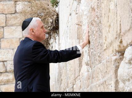 Jerusalem, Israel. 23 Jan, 2018. U.S. Vice President Mike Pence berührt die Westliche Mauer, als er am heiligsten Ort des Judentums in der Altstadt 23. Januar in Jerusalem, Israel 2018 betet. Credit: Planetpix/Alamy leben Nachrichten Stockfoto