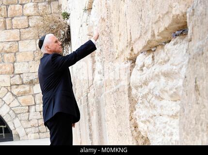 Jerusalem, Israel. 23 Jan, 2018. U.S. Vice President Mike Pence berührt die Westliche Mauer, als er am heiligsten Ort des Judentums in der Altstadt 23. Januar in Jerusalem, Israel 2018 betet. Credit: Planetpix/Alamy leben Nachrichten Stockfoto