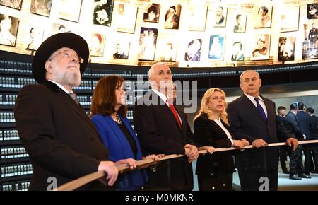 Jerusalem, Israel. 23 Jan, 2018. U.S. Vice President Mike Pence, Mitte und Frau Karen Pence, Besuch der Gedenkstätte Yad Vashem, die Israelische Holocaust Museum mit israelischen Premierminister Benjamin Netanjahu, rechts, und Sara Netanjahu Januar 23, 2018 in Jerusalem, Israel. Vorsitzender des Yad Vashem Rat Rabbiner Israel Meir Lau ist auf der linken Seite. Credit: Planetpix/Alamy leben Nachrichten Stockfoto