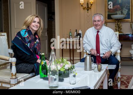 Paris, Frankreich. 23. Januar, 2018. Us-Staatssekretär Rex Tillerson bei einem Treffen mit dem US-Botschafter in Frankreich Jamie McCourt im Intercontinental Hotel Januar 23, 2018 in Paris, Frankreich. Credit: Planetpix/Alamy leben Nachrichten Stockfoto