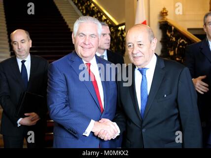 Paris, Frankreich. 23. Januar, 2018. Us-Staatssekretär Rex Tillerson schüttelt Hände mit der französische Außenminister Jean-Yves Le Drian, rechts, am Quai d'Orsay Januar 23, 2018 in Paris, Frankreich. Credit: Planetpix/Alamy leben Nachrichten Stockfoto