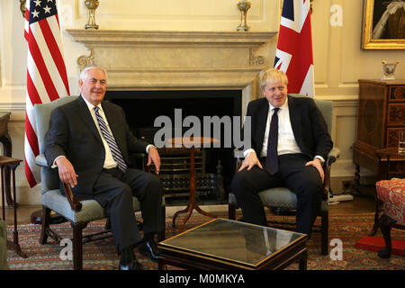 London, Großbritannien. 22 Jan, 2018. Us-Staatssekretär Rex Tillerson, links, bei einem bilateralen Treffen mit dem britischen Außenminister Boris Johnson im Carlton Gardens zum 2. Januar 2018 in London, Vereinigtes Königreich. Credit: Planetpix/Alamy leben Nachrichten Stockfoto