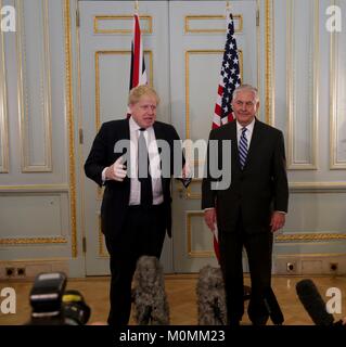 London, Großbritannien. 22 Jan, 2018. Us-Staatssekretär Rex Tillerson, rechts, und der britische Außenminister Boris Johnson während einer gemeinsamen Pressekonferenz im Carlton Gardens Januar 22, 2018 in London, Vereinigtes Königreich. Credit: Planetpix/Alamy leben Nachrichten Stockfoto