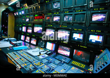 Basel, Schweiz. 16 Aug, 2013. Basel, Schweiz, 16. November 2013: Fernsehen bearbeiten Lkw mit Video Editing Workstation von ORF-TV-Station (Workstation; Station; Broadcast; Rundfunk; Audio; Mixer; Regie; Bild; Bildregie; Übertragunswagen; Uebertragungswa | Verwendung der weltweiten Kredit: dpa/Alamy leben Nachrichten Stockfoto