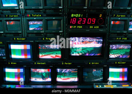 Basel, Schweiz. 16 Aug, 2013. Basel, Schweiz, 16. November 2013: Fernsehen bearbeiten Lkw mit Video Editing Workstation von ORF-TV-Station (Workstation; Station; Broadcast; Rundfunk; Audio; Mixer; Regie; Bild; Bildregie; Übertragunswagen; Uebertragungswa | Verwendung der weltweiten Kredit: dpa/Alamy leben Nachrichten Stockfoto