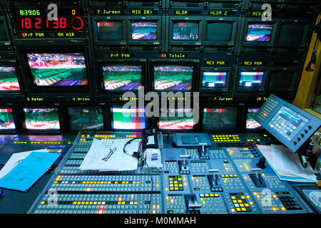 Basel, Schweiz. 16 Aug, 2013. Basel, Schweiz, 16. November 2013: Fernsehen bearbeiten Lkw mit Video Editing Workstation von ORF-TV-Station (Workstation; Station; Broadcast; Rundfunk; Audio; Mixer; Regie; Bild; Bildregie; Übertragunswagen; Uebertragungswa | Verwendung der weltweiten Kredit: dpa/Alamy leben Nachrichten Stockfoto