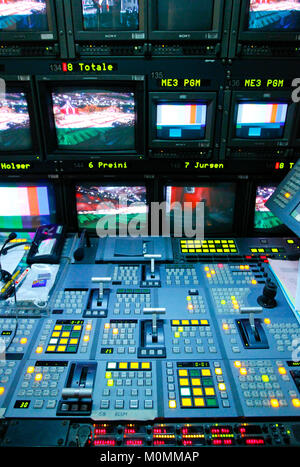 Basel, Schweiz. 16 Aug, 2013. Basel, Schweiz, 16. November 2013: Fernsehen bearbeiten Lkw mit Video Editing Workstation von ORF-TV-Station (Workstation; Station; Broadcast; Rundfunk; Audio; Mixer; Regie; Bild; Bildregie; Übertragunswagen; Uebertragungswa | Verwendung der weltweiten Kredit: dpa/Alamy leben Nachrichten Stockfoto