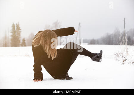 Radschlupf auf dem rutschigen Eis und Schnee auf der Straße, auf dem Land, in eisige Winter Tag Stockfoto