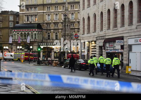 Mitglieder der Notfalldienste außerhalb der Charing Cross Bahnhof auf dem Strand im Zentrum von London nach etwa 1.450 Menschen wurden von einer Diskothek und einem Hotel evakuiert und die Station geschlossen war nach einem Leck in einer Gasleitung. Stockfoto