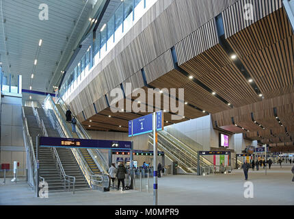 Das neu eröffnete unteren Bahnhofshalle an der London Bridge Station, UK. Teil der schrittweisen Wiederaufbau der gesamten Station. Züge und Plattformen sind oben. Stockfoto