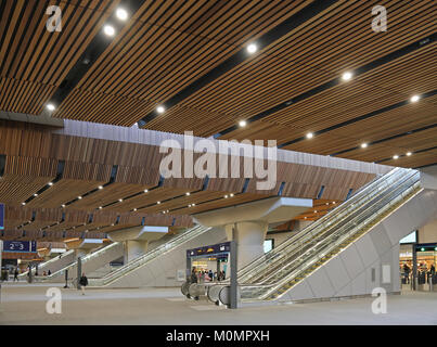 Fast menschenleer, die neue untere Bahnhofsstation am Bahnhof London Bridge, Großbritannien. Zeigt Rolltreppen und Betonpfeilern, die die Plattformen oben stützen. Stockfoto