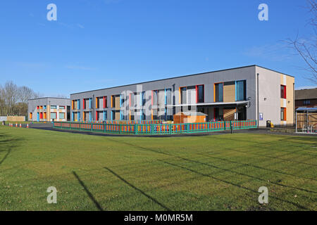 Eine neue Grundschule in Edgware, nördlich von London, UK. Verkleidet mit architektonischen Fassadenbekleidung mit bunten Fenster offenbart. Stockfoto