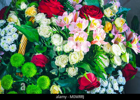 Blumenstrauß aus Rosen, Lilien, Chrysanthemen Stockfoto
