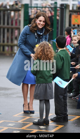 Die Herzogin von Cambridge Ankunft in Roe Grün Junior School in Brent, London, wo Sie ein Programm für psychische Gesundheit für Schulen starten, in der die neueste Initiative von die Köpfe zusammen Kampagne und mit Schülern und Lehrern treffen und an einer Lektion entwickelt, um die psychische Gesundheit des Kindes und das Wohlbefinden unterstützen. Stockfoto