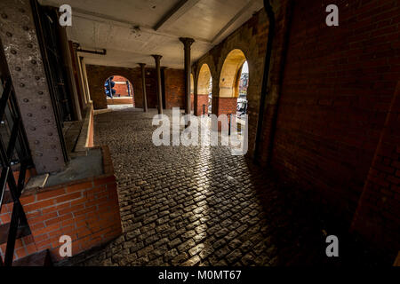 Undercroft und Kopfsteinpflaster bei Redcliffe Back Landing Development. Bristol UK Stockfoto