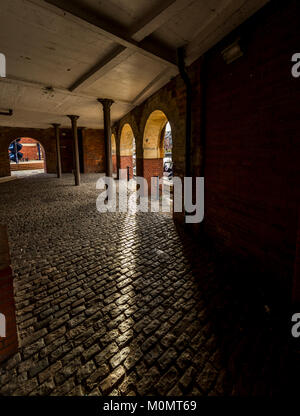 Undercroft und Kopfsteinpflaster bei Redcliffe Back Landing Development. Bristol UK Stockfoto
