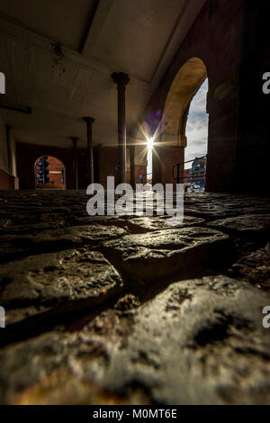 Undercroft und Kopfsteinpflaster bei Redcliffe Back Landing Development. Bristol UK Stockfoto