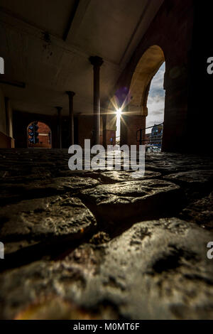 Undercroft und Kopfsteinpflaster bei Redcliffe Back Landing Development. Bristol UK Stockfoto