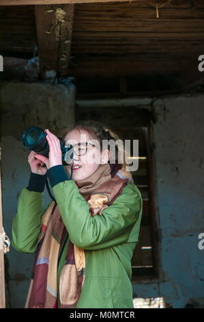 Junge blonde Mädchen in einer grünen Jacke Fotografien von Natur, Prag, Tschechien, 20. Januar 2018, Stockfoto