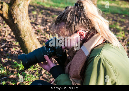 Junge blonde Mädchen in einer grünen Jacke Fotografien von Natur, Prag, Tschechien, 20. Januar 2018, Stockfoto