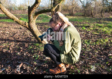 Junge blonde Mädchen in einer grünen Jacke Fotografien von Natur, Prag, Tschechien, 20. Januar 2018, Stockfoto