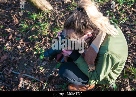 Junge blonde Mädchen in einer grünen Jacke Fotografien von Natur, Prag, Tschechien, 20. Januar 2018, Stockfoto