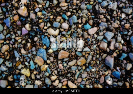 Steine im Sand. Strand Kiesstrand. Hintergrundbild mit Kieselsteinen. Stockfoto