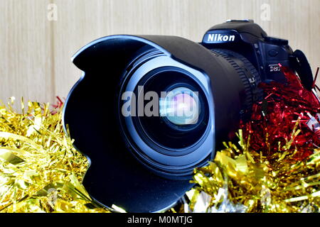 Nikon DSLR D80 und Akku und Linsen auf dem Display und Weihnachtsschmuck sowie Stockfoto