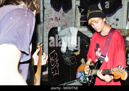 Die amerikanische Indie-Rock-Band DIIV führt ein Live Konzert in der Bakken in Kopenhagen. Hier ist die Gruppe der Gründer und Gitarrist Zachary Cole Smith wird dargestellt, live auf der Bühne. Dänemark 30/08 2012. Stockfoto