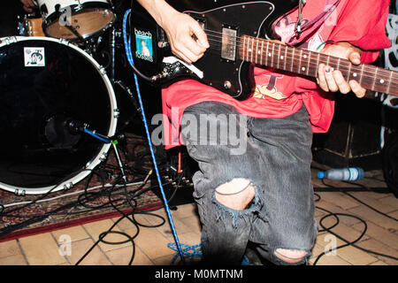 Die amerikanische Indie-Rock-Band DIIV führt ein Live Konzert in der Bakken in Kopenhagen. Hier ist die Gruppe der Gründer und Gitarrist Zachary Cole Smith wird dargestellt, live auf der Bühne. Dänemark 30/08 2012. Stockfoto