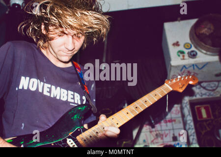 Die amerikanische Indie-Rock-Band DIIV führt ein Live Konzert in der Bakken in Kopenhagen. Hier Gitarrist der Gruppe und Musiker Andrew Bailey wird dargestellt, live auf der Bühne. Dänemark 30/08 2012. Stockfoto