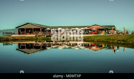 Der kleine See vor dem Café auf dem Monte Tamaro, Schweiz Stockfoto