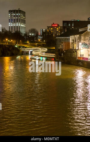 Finzel von Reach Fußgängerbrücke mit einer neuen städtischen Sanierungsgebiet bei Nacht beleuchtet, Bristol, England, UK. Bristol Projekt Stockfoto