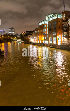 Finzel von Reach Fußgängerbrücke mit einer neuen städtischen Sanierungsgebiet bei Nacht beleuchtet, Bristol, England, UK. Bristol Projekt Stockfoto