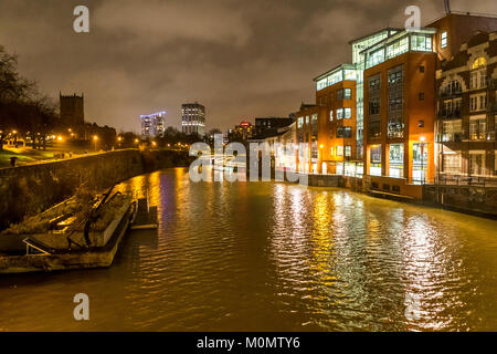 Finzel von Reach Fußgängerbrücke mit einer neuen städtischen Sanierungsgebiet bei Nacht beleuchtet, Bristol, England, UK. Bristol Projekt Stockfoto