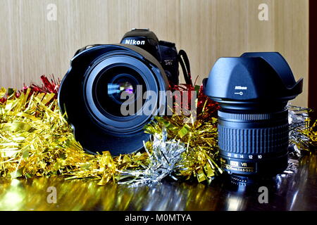 Nikon DSLR D80 und Akku und Linsen auf dem Display und Weihnachtsschmuck sowie Stockfoto