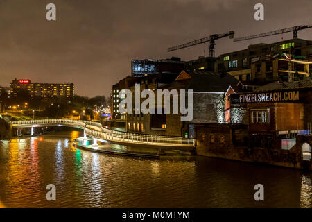 Finzel von Reach Fußgängerbrücke mit einer neuen städtischen Sanierungsgebiet bei Nacht beleuchtet, Bristol, England, UK. Bristol Projekt Stockfoto