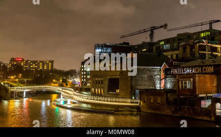 Finzel von Reach Fußgängerbrücke mit einer neuen städtischen Sanierungsgebiet bei Nacht beleuchtet, Bristol, England, UK. Bristol Projekt Stockfoto