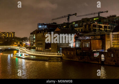 Finzel von Reach Fußgängerbrücke mit einer neuen städtischen Sanierungsgebiet bei Nacht beleuchtet, Bristol, England, UK. Bristol Projekt Stockfoto