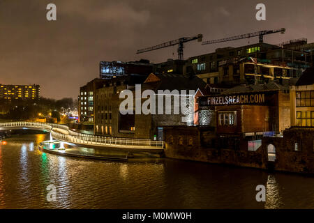 Finzel von Reach Fußgängerbrücke mit einer neuen städtischen Sanierungsgebiet bei Nacht beleuchtet, Bristol, England, UK. Bristol Projekt Stockfoto