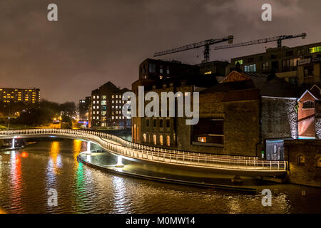 Finzel von Reach Fußgängerbrücke mit einer neuen städtischen Sanierungsgebiet bei Nacht beleuchtet, Bristol, England, UK. Bristol Projekt Stockfoto