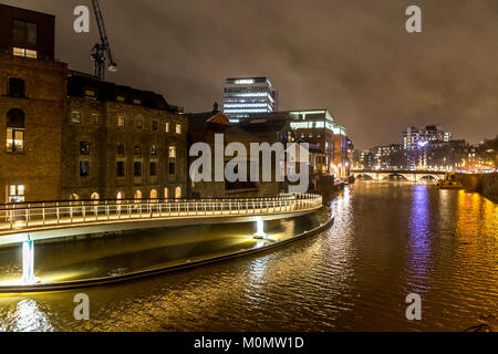 Finzel von Reach Fußgängerbrücke mit einer neuen städtischen Sanierungsgebiet bei Nacht beleuchtet, Bristol, England, UK. Bristol Projekt Stockfoto