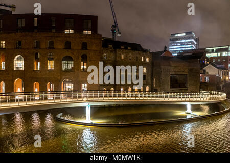 Finzel von Reach Fußgängerbrücke mit einer neuen städtischen Sanierungsgebiet bei Nacht beleuchtet, Bristol, England, UK. Bristol Projekt Stockfoto